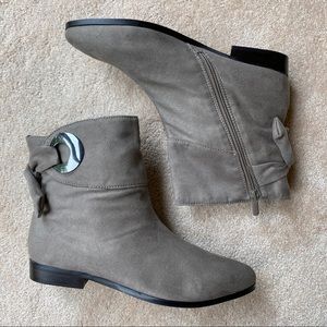 | NWOT | Alva Grey Suede Ankle Boots